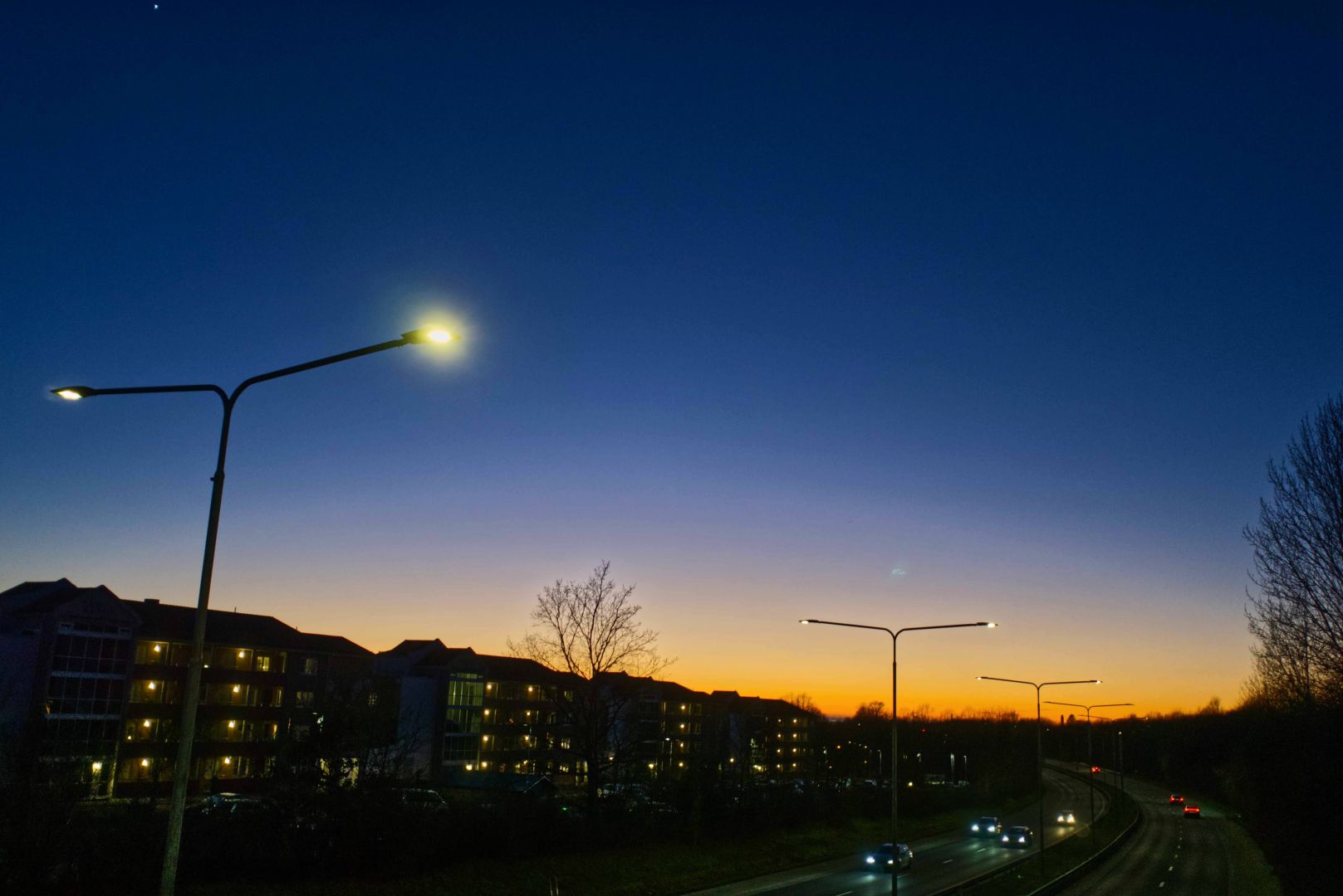 Norra Ringen i Lund i kvällsljus. Mörk himmel.