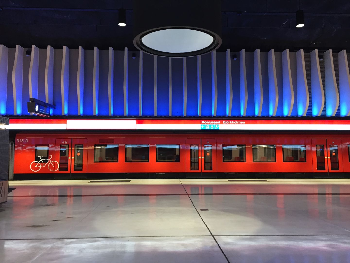 Tunnelbanetåg på station med blå belysning